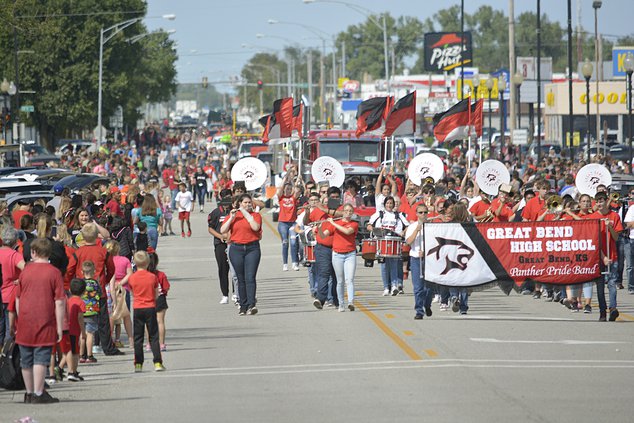 new_deh_gbhs homecoming parade overall shot web.jpg