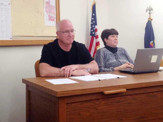 new vlc Ellinwood-city-council-pic.gif