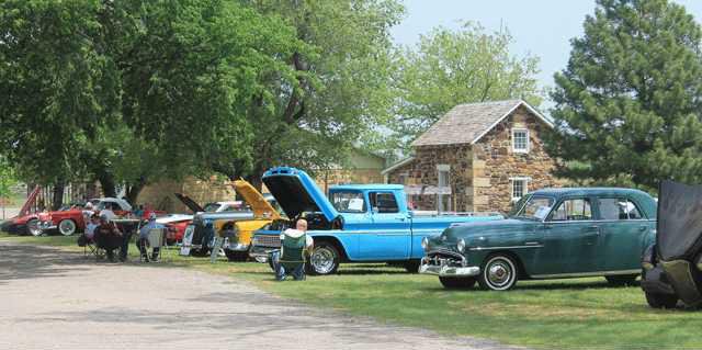 Great-day-to-hang-out-at-car-show.gif