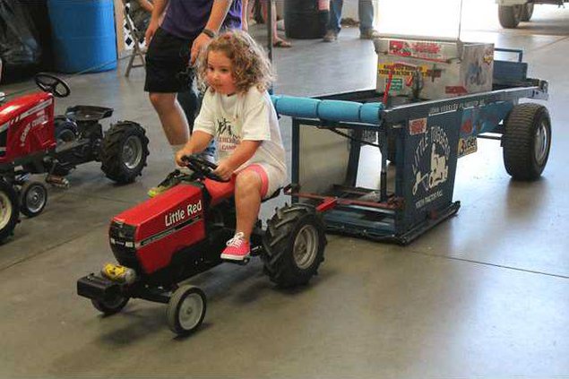 new vlc Kiddie-tractor-pull-4-yr-old-winner.gif