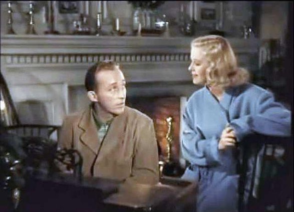 otm vlc Bing-Crosby-sings-White-Christmas-to-Marjorie-Reynolds-color1.gif