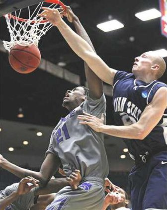 Henriquez-Roberts dunks on Brady Jardine of Utah State