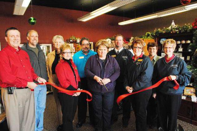 biz deh VinesDesignsRibbonCuttingPhoto