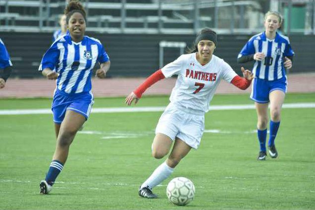 spt HG 7 Mayra Ramirez chases a through ball pass.