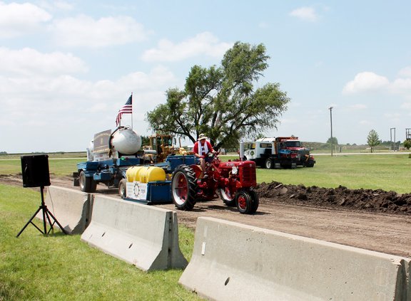 new_vlc_Tractor pull-- Remmert.jpg
