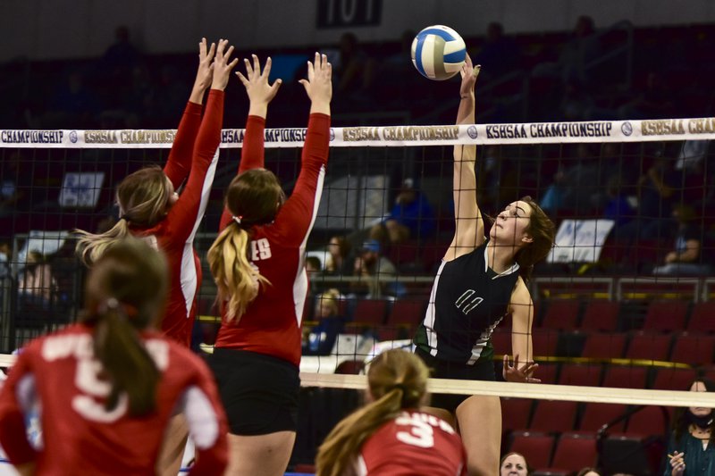 spt_hg_Ryenne Cunningham spikes against Lebo.jpg