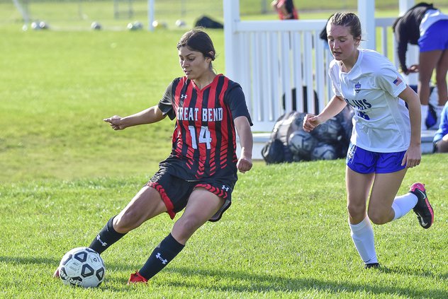 Joselin Pando gets past Emma Hinds and crosses.jpg