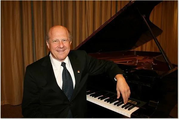 ent_lgp_bethanycollegepianistmug