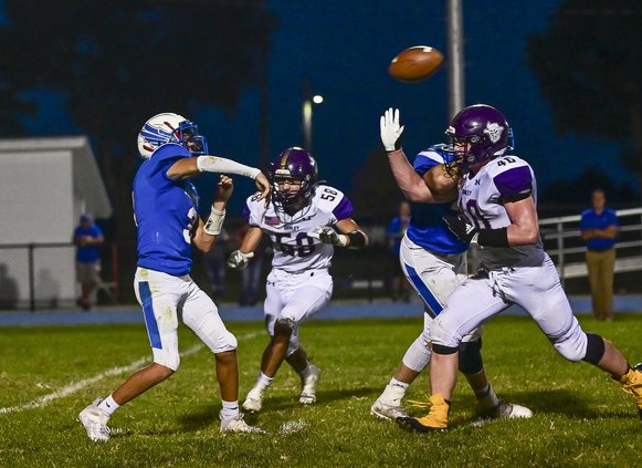 Ellinwood Drew Heinz throws a complete pass against Oakley on Friday night.jpg