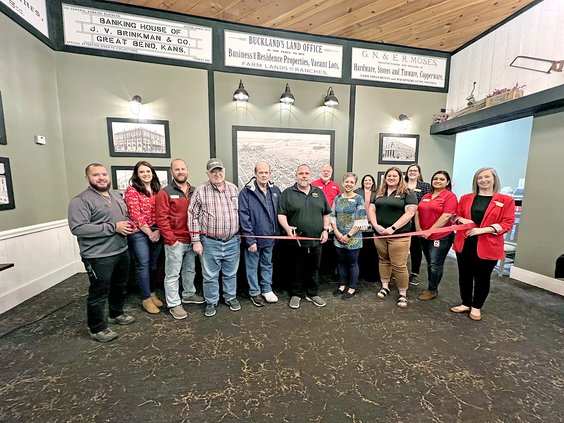 biz_lgp_tellersribboncuttingpic