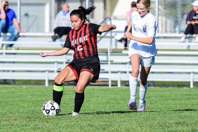 Kimberly Reyes passes the soccer ball.jpg
