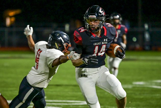 Ian Premer escapes a tackle attempt by Ulysses David Ochoa.jpg