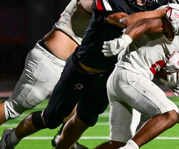 Ian Premer tackles.jpg