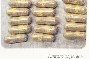kratom leaf and capsules