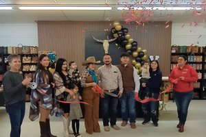 biz_lgp_yeraldisribboncuttingpic