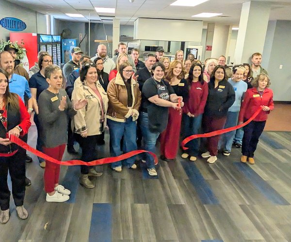 biz_lgp_chambercheesecakeribboncuttingpic