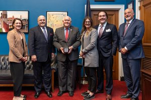 biz_lgp_estesawardpic